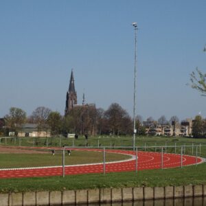 Atletiekbaan Sparta met op de achtergrond Martinuskerk Voorburg